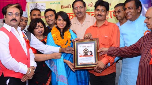 à¤œà¥à¤¯à¥‹à¤¤à¤¿ à¤¸à¤¿à¤‚à¤¹ à¤•à¥€ à¤ªà¥à¤¸à¥à¤¤à¤• à¤•à¥‡ à¤­à¤µà¥à¤¯ à¤²à¥‹à¤•à¤¾à¤°à¥à¤ªà¤£ à¤¸à¤®à¤¾à¤°à¥‹à¤¹ à¤®à¥‡à¤‚ à¤•à¤µà¤¯à¤¿à¤¤à¥à¤°à¥€ à¤œà¥à¤¯à¥‹à¤¤à¤¿ à¤¸à¤¿à¤‚à¤¹ à¤•à¥‹ à¤¸à¤®à¥à¤®à¤¾à¤¨à¤¿à¤¤ à¤•à¤°à¤¤à¥‡ à¤‰à¤¤à¥à¤•à¤°à¥à¤· à¤ªà¥à¤°à¤•à¤¾à¤¶à¤¨ à¤•à¥‡ à¤¨à¤¿à¤¦à¥‡à¤¶à¤• à¤¹à¥‡à¤®à¤‚à¤¤ à¤¶à¤°à¥à¤®à¤¾ 